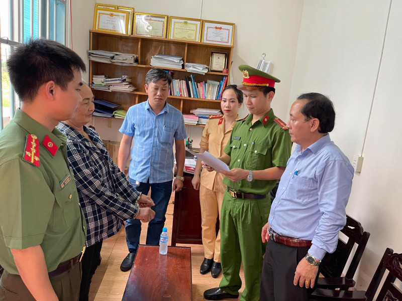 Khởi tố bị can và thực hiện lệnh bắt tạm giam đối với Hoàng Thị Sơn. Ảnh: CA Hương Khê