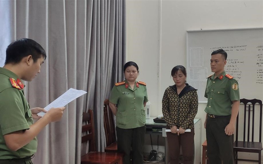 Cơ quan Anh ninh điều tra đọc quyết định khởi tố và lệnh bắt tạm giam đối với Âu Thị Mạnh