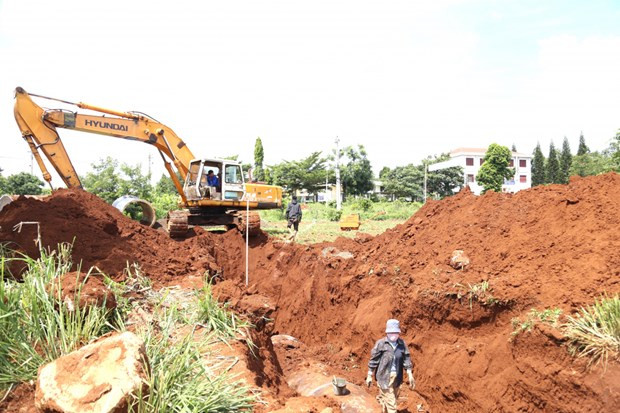 Chủ đầu tư và các đơn vị nhà thầu đang nỗ lực đẩy nhanh tiến độ thi công Dự án Hệ thống thoát nước trung tâm hành chính huyện Cư Kuin. (Nguồn: Báo Đak Lak)