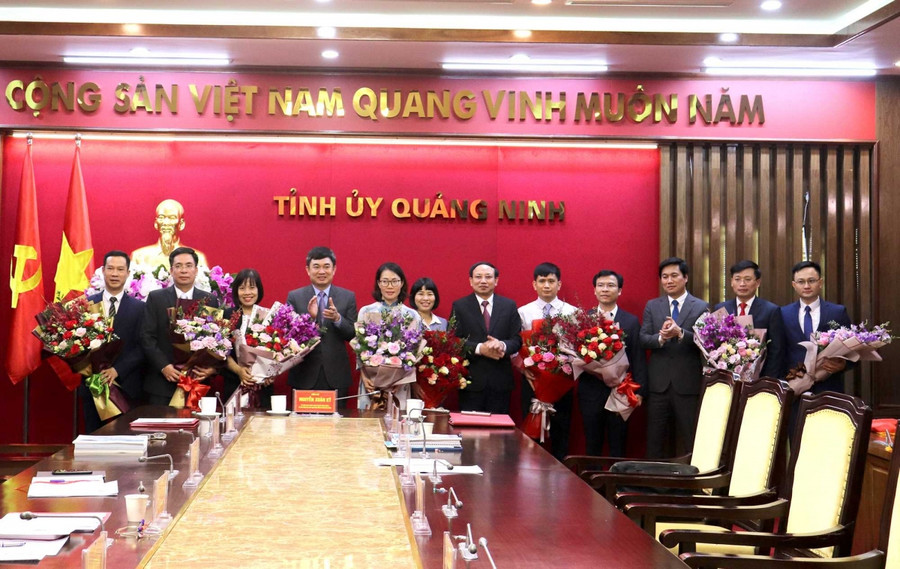 Lãnh đạo tỉnh Quảng Ninh tặng hoa chúc mừng các ứng viên trúng tuyển các chức danh Phó Giám đốc các sở: Ngoại vụ, Tư pháp, Tài nguyên-Môi trường đợt trước vào ngày 10-4-2021. Ảnh: Báo Quảng Ninh Lãnh đạo tỉnh Quảng Ninh tặng hoa chúc mừng các ứng viên trúng tuyển các chức danh Phó Giám đốc các sở: Ngoại vụ, Tư pháp, Tài nguyên-Môi trường đợt trước vào ngày 10-4-2021. Ảnh: Báo Quảng Ninh