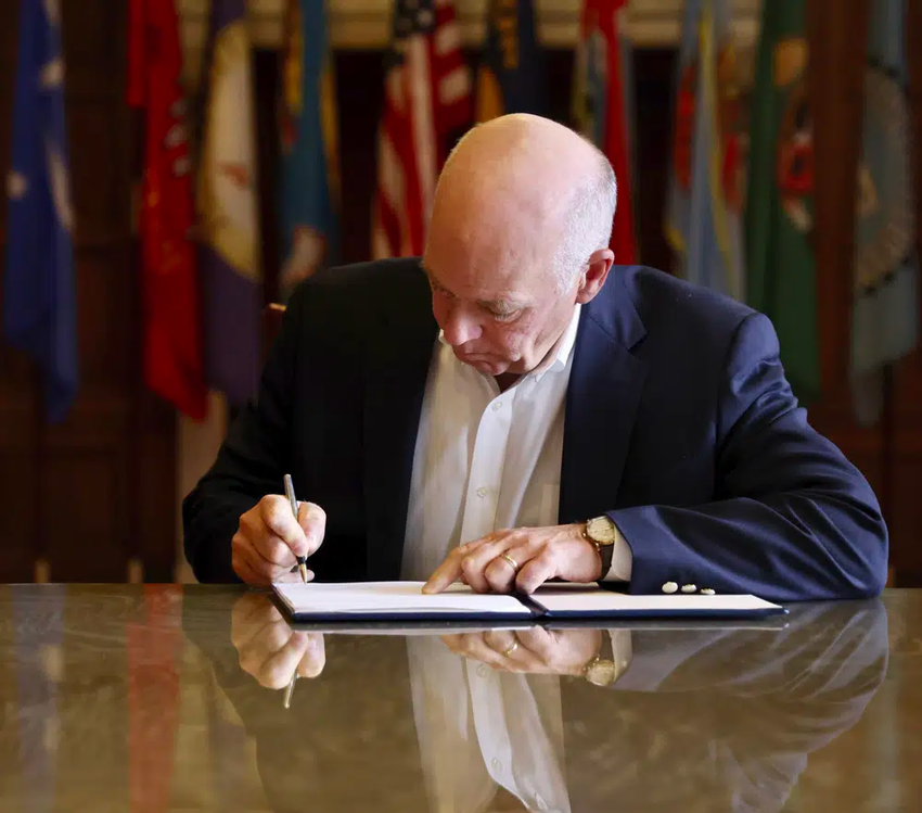 Ông Greg Gianforte-Thống đốc bang Montana ký luật cấm hoàn toàn Tiktok ngày 17-5. Ảnh: AP