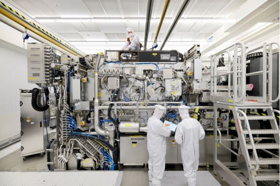 Một cỗ máy quang khắc chip bằng siêu tia cực tím của ASML. Ảnh: Reuters. Một cỗ máy quang khắc chip bằng siêu tia cực tím của ASML. Ảnh: Reuters.
