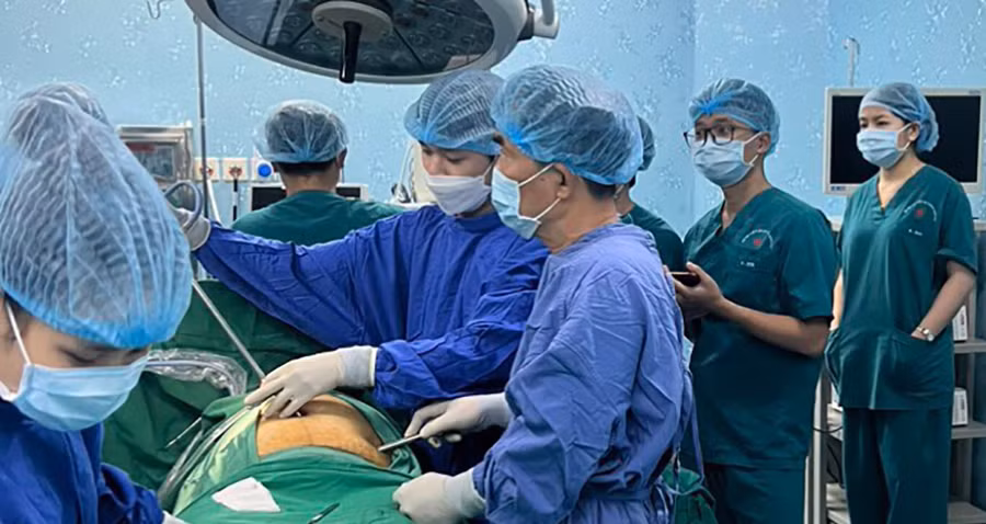 Các bác sĩ Bệnh viện Đa khoa khu vực Long Khánh mổ cấp cứu cho bệnh nhân D.. Ảnh: Báo Đồng Nai