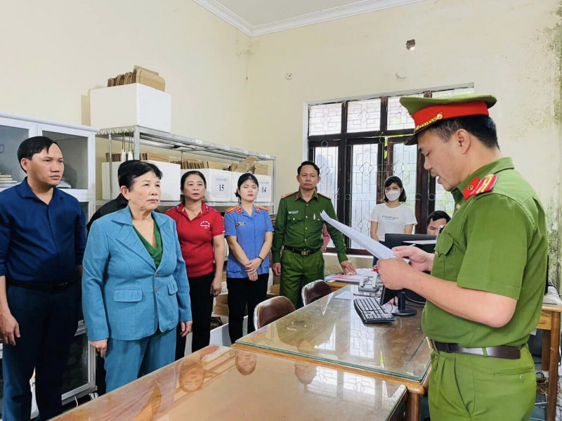 Tống đạt quyết định khởi tố bị can Thái Thị Bé. Ảnh: CA Hương Khê