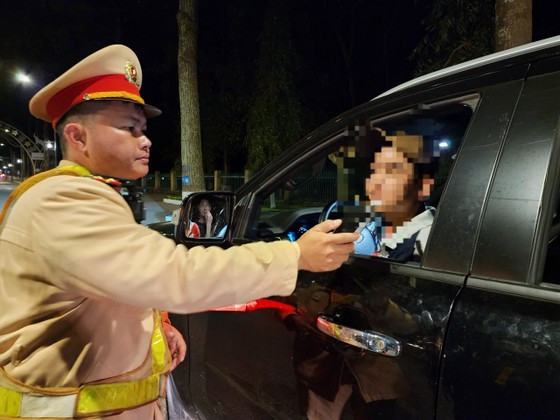 Đo nồng độ cồn đối với lái xe (ảnh minh họa) Đo nồng độ cồn đối với lái xe (ảnh minh họa)