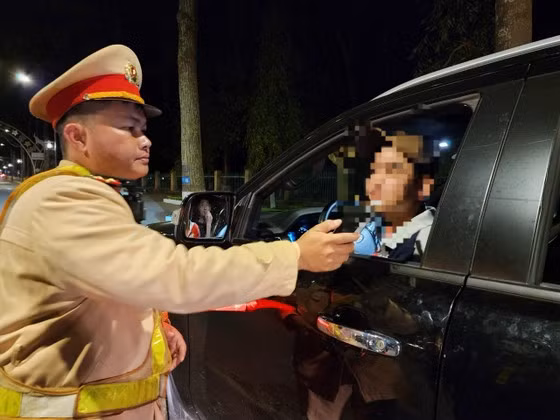 Đo nồng độ cồn đối với lái xe (ảnh minh họa)