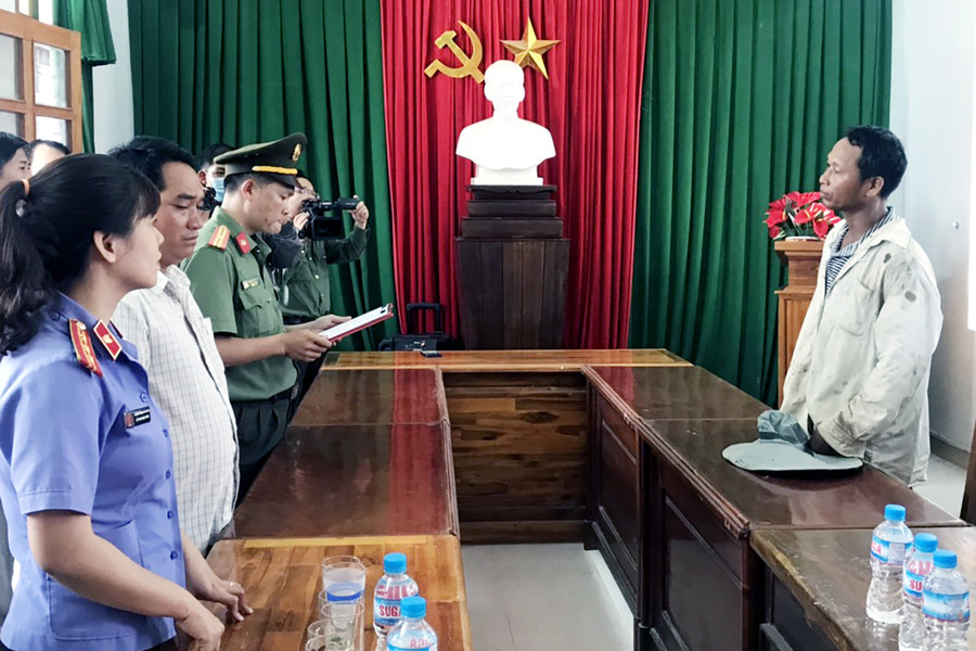 Nay Y Blang nghe đọc quyết định khởi tố, bắt tạm giam. Ảnh: Công an Phú Yên.