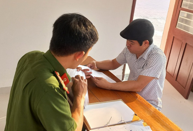 Công an huyện Sơn Hòa tống đạt quyết định xử phạt hành chính đối với Phan Bá Hoài. Công an huyện Sơn Hòa tống đạt quyết định xử phạt hành chính đối với Phan Bá Hoài.