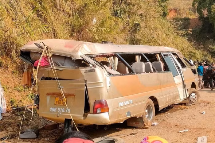 Hiện trường xe gặp tai nạn rơi xuống vực sâu.