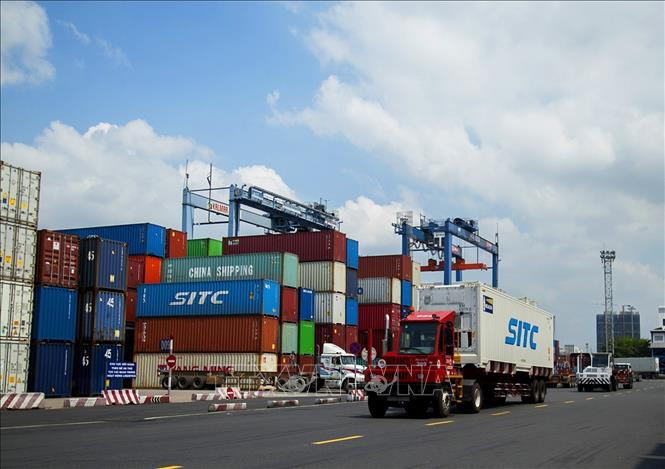Xếp dỡ hàng hóa Container tại Tân cảng Sài Gòn. Ảnh tư liệu/TTXVN Xếp dỡ hàng hóa Container tại Tân cảng Sài Gòn. Ảnh tư liệu/TTXVN