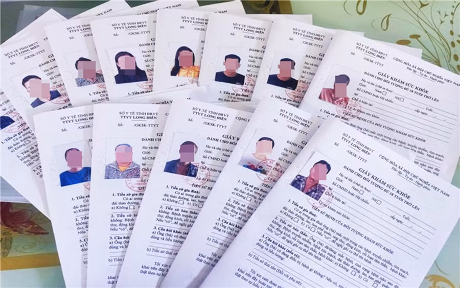 Nhiều giấy khám sức khỏe Minh làm giả để bán cho người có nhu cầu. Ảnh: VKS Nhiều giấy khám sức khỏe Minh làm giả để bán cho người có nhu cầu. Ảnh: VKS