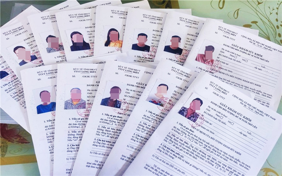 Nhiều giấy khám sức khỏe Minh làm giả để bán cho người có nhu cầu. Ảnh: VKS