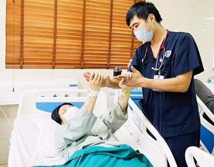 Bác sĩ thăm khám cho bệnh nhân. Ảnh: Bệnh viện cung cấp