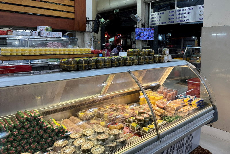 Một số mặt hàng bày bán trong cơ sở bánh mì Hà Nội.