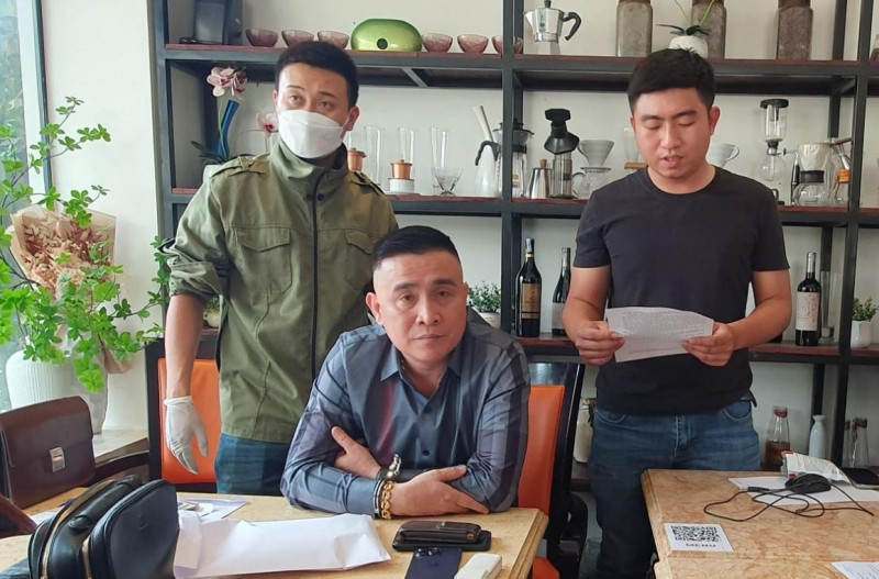 N.M.T. (ngồi) khi bị lực lượng chức năng bắt quả tang về hành vi cưỡng đoạt tài sản.