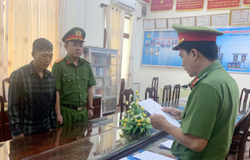 Trần Tuấn Cường nghe đọc các quyết định khởi tố và lệnh cấm đi khỏi nơi cư trú Trần Tuấn Cường nghe đọc các quyết định khởi tố và lệnh cấm đi khỏi nơi cư trú