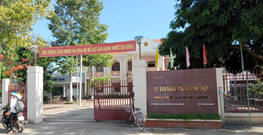 Bị can Nguyễn Hữu Tá và cán bộ tư pháp đã ký khống trên 1.600 hồ sơ cho cò mua bán xe. Ảnh: BỬU ĐẤU Bị can Nguyễn Hữu Tá và cán bộ tư pháp đã ký khống trên 1.600 hồ sơ cho cò mua bán xe. Ảnh: BỬU ĐẤU