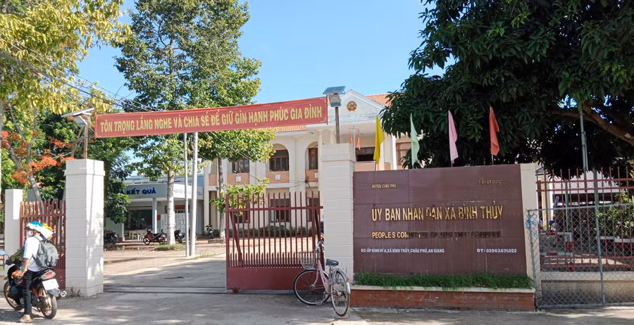 Bị can Nguyễn Hữu Tá và cán bộ tư pháp đã ký khống trên 1.600 hồ sơ cho cò mua bán xe. Ảnh: BỬU ĐẤU