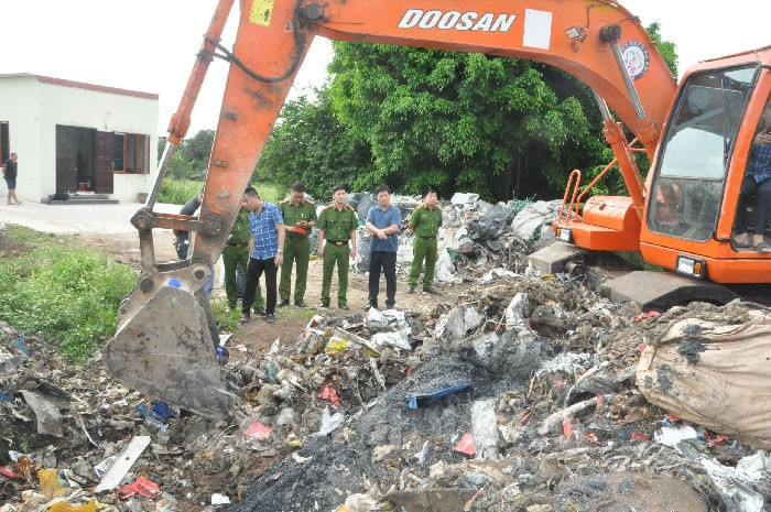 Từ tháng 4-2022 đến tháng 6-2022, Cường đã đổ ra môi trường trái pháp luật hơn 350 tấn chất thải rắn. Ảnh: Báo Hải Dương