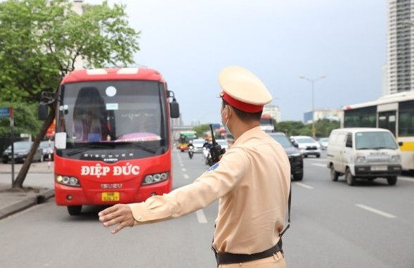 Lực lượng Cảnh sát Giao thông kiểm tra, kiểm soát các phương tiện vận tải hành khách Lực lượng Cảnh sát Giao thông kiểm tra, kiểm soát các phương tiện vận tải hành khách