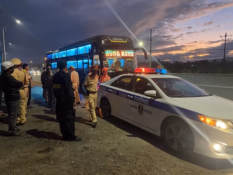 Ô tô khách 17B-022.52 chở quá số người quy định, bỏ chạy khỏi chốt kiểm soát.