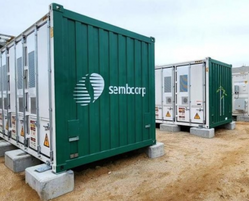 Hệ thống lưu trữ năng lượng là những tấm pin lớn có thể lưu trữ và phân phối năng lượng dư thừa từ mặt trời hoặc gió. Ảnh:SembCorp