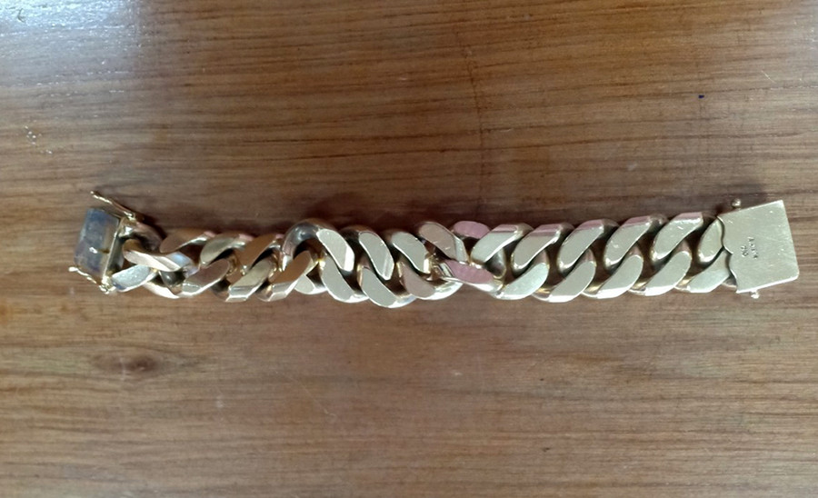 Tang vật là chiếc lắc có trọng lượng 41 chỉ vàng. Tang vật là chiếc lắc có trọng lượng 41 chỉ vàng.