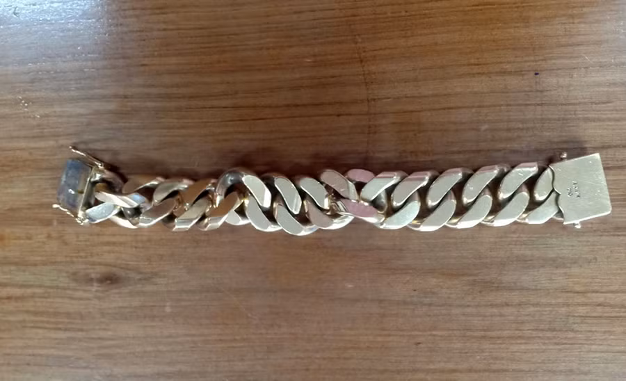 Tang vật là chiếc lắc có trọng lượng 41 chỉ vàng. Tang vật là chiếc lắc có trọng lượng 41 chỉ vàng.