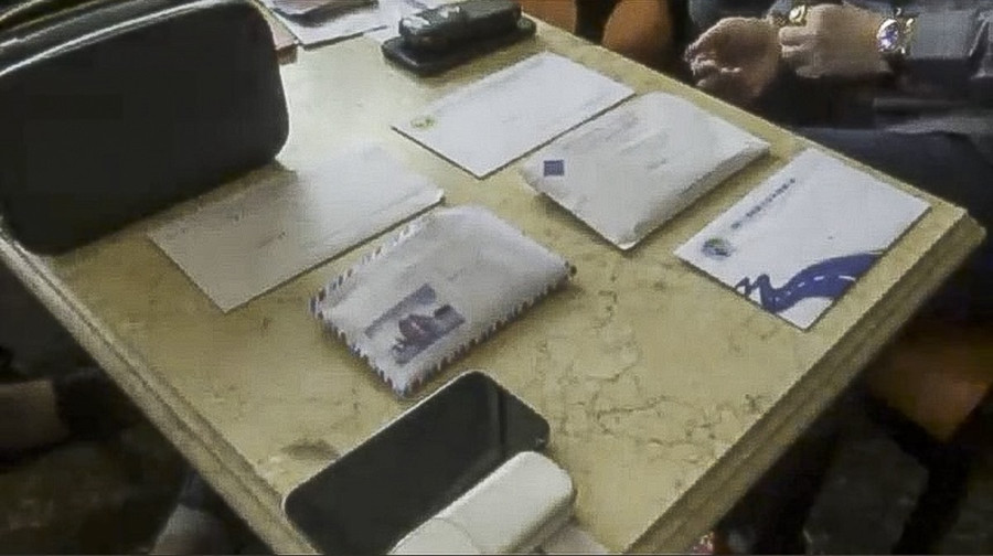 Tang vật vụ phóng viên cưỡng đoạt tài sản hơn 100 triệu đồng tại Điện Biên. Ảnh:Công an cung cấp