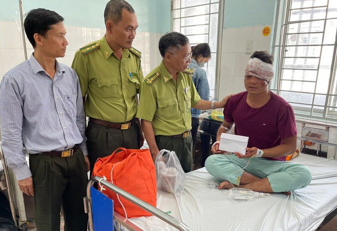 Đại diện Chi cục Kiểm lâm Đồng Nai thăm hỏi kiểm lâm viên Chìu Văn Hai Đại diện Chi cục Kiểm lâm Đồng Nai thăm hỏi kiểm lâm viên Chìu Văn Hai