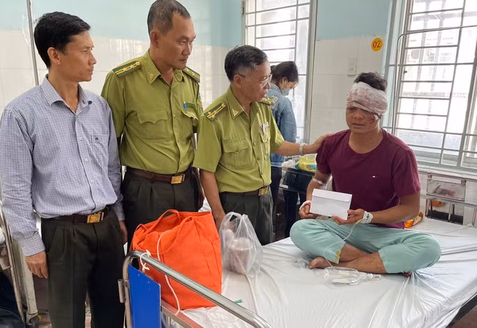 Đại diện Chi cục Kiểm lâm Đồng Nai thăm hỏi kiểm lâm viên Chìu Văn Hai