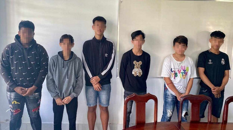 Các đối tượng liên quan tại cơ quan Công an. Ảnh: TTXVN