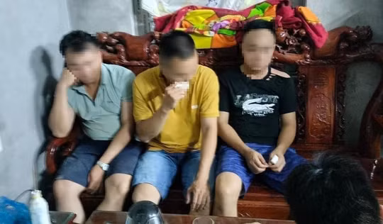 3 cán bộ công an thời điểm sau khi bị người dân phát hiện bắn dê của dân. Ảnh: Facebook