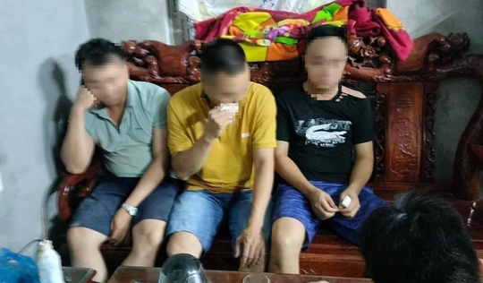 3 cán bộ công an thời điểm sau khi bị người dân phát hiện bắn dê của dân. Ảnh: Facebook 3 cán bộ công an thời điểm sau khi bị người dân phát hiện bắn dê của dân. Ảnh: Facebook