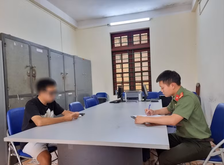 Ông D.T.N. tại cơ quan điều tra. Ảnh: Báo Lào Cai