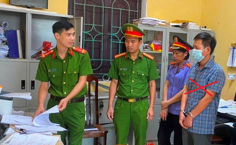 Trương Văn Đạt (ngoài cùng bên phải) bị khởi tố vì tham ô tiền trợ cấp thờ cúng liệt sĩ. Ảnh: Công an Hải Dương Trương Văn Đạt (ngoài cùng bên phải) bị khởi tố vì tham ô tiền trợ cấp thờ cúng liệt sĩ. Ảnh: Công an Hải Dương