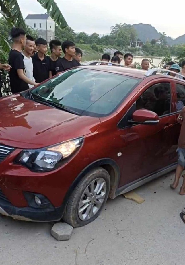 Người dân chặn ô tô của 3 cán bộ công an ngày 26-6 Người dân chặn ô tô của 3 cán bộ công an ngày 26-6