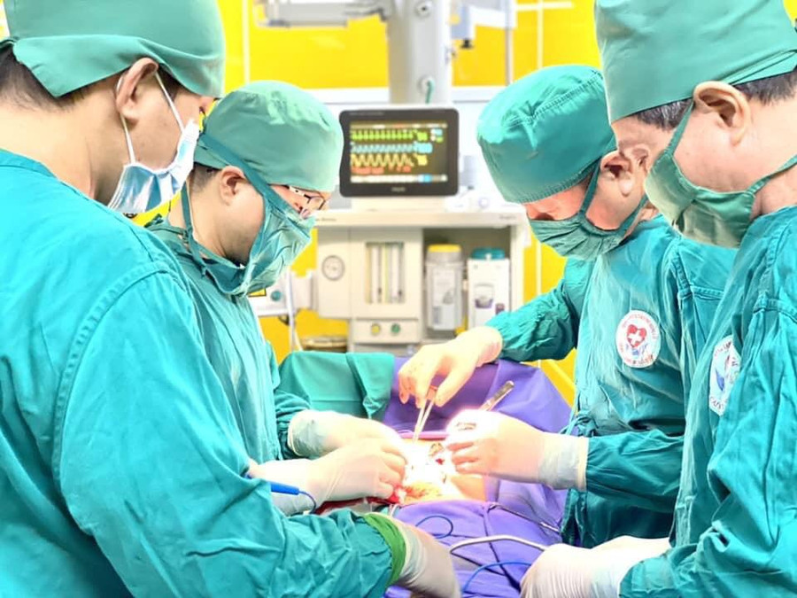 Kíp phẫu thuật Trung tâm Y tế TP. Móng Cái tiến hành phẫu thuật lấy hơn 100 viên sỏi cho bệnh nhân