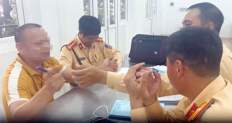 Nam tài xế vi phạm bị Cảnh sát Giao thông lập biên bản