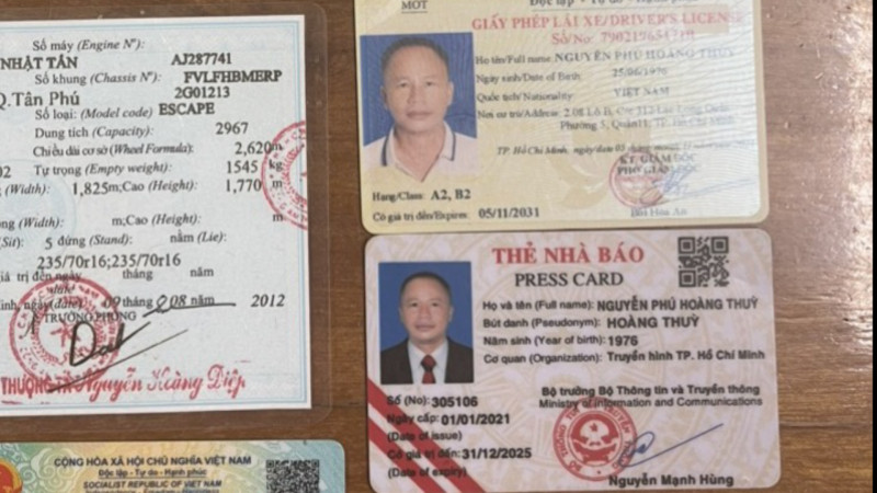 Thẻ nhà báo và giấy phép lái xe giả bị Công an thu giữ. Thẻ nhà báo và giấy phép lái xe giả bị Công an thu giữ.
