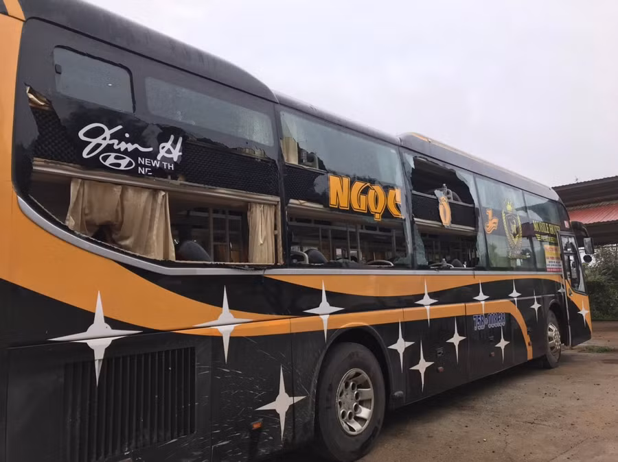 Nhiều vị trí trên xe khách bị đập bể kính