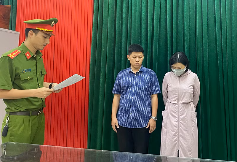 Cơ quan Cảnh sát Điều tra Công an TP. Đồng Hới thi hành quyết định khởi tố vụ án, khởi tố bị can và lệnh tạm giam đối với Lê Toàn và Trần Thị Nhung. Ảnh: CA cung cấp