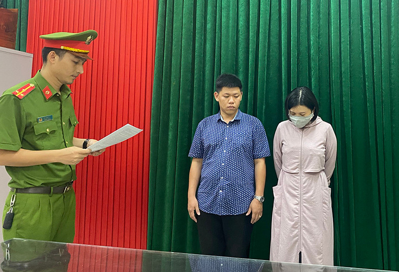 Cơ quan Cảnh sát Điều tra Công an TP. Đồng Hới thi hành quyết định khởi tố vụ án, khởi tố bị can và lệnh tạm giam đối với Lê Toàn và Trần Thị Nhung. Ảnh: CA cung cấp