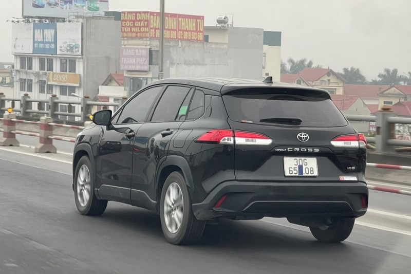 Chiếc Toyota Cross được dán băng dính che biển số.