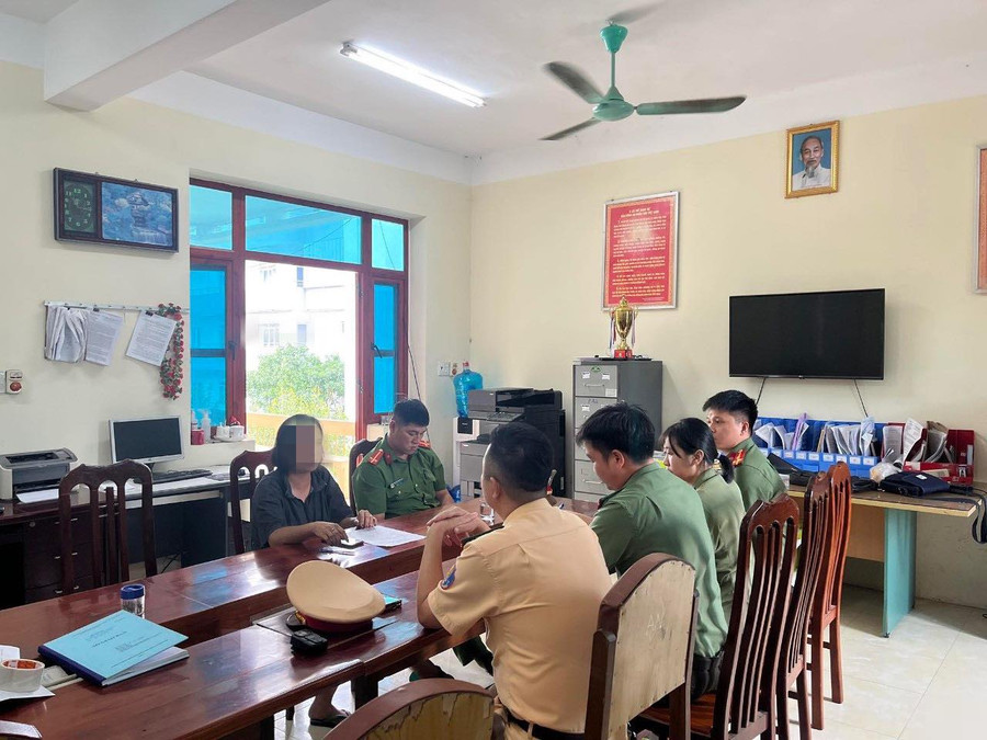 Người phụ nữ bị Công an xử phạt. Ảnh: Công an cung cấp Người phụ nữ bị Công an xử phạt. Ảnh: Công an cung cấp