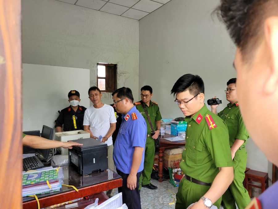 Cơ quan chức năng khám xét nơi làm việc của đối tượng Đào Đức Hạnh. Ảnh: Công an cung cấp