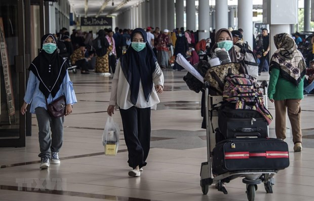 Hành khách tại sân bay Juanda ở Sidoarjo, Indonesia. (Ảnh: AFP/TTXVN)
