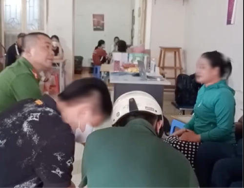 Cơ quan chức năng lập biên bản ghi nhận sự việc nhóm bông hồng đen tự ý lấy máu xét nghiệm các học sinh. Ảnh cắt từ clip