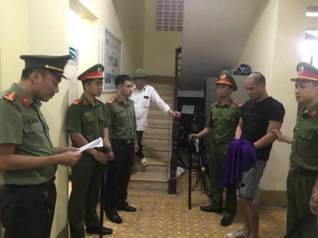 Cơ quan điều tra thi hành lệnh bắt Từ Văn Luyện (Luyện mặc áo phông cộc tay màu đen). Ảnh: Công an tỉnh Bắc Giang