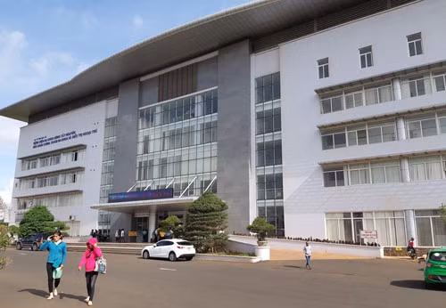 Bệnh viện Đa khoa vùng Tây Nguyên, nơi đang cấp cứu cho 5 bệnh nhân bị ngộ độc do ăn cà Bệnh viện Đa khoa vùng Tây Nguyên, nơi đang cấp cứu cho 5 bệnh nhân bị ngộ độc do ăn cà